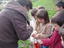 Distribuição das sementes de cenoura pelos alunos para posterior colocação na terra